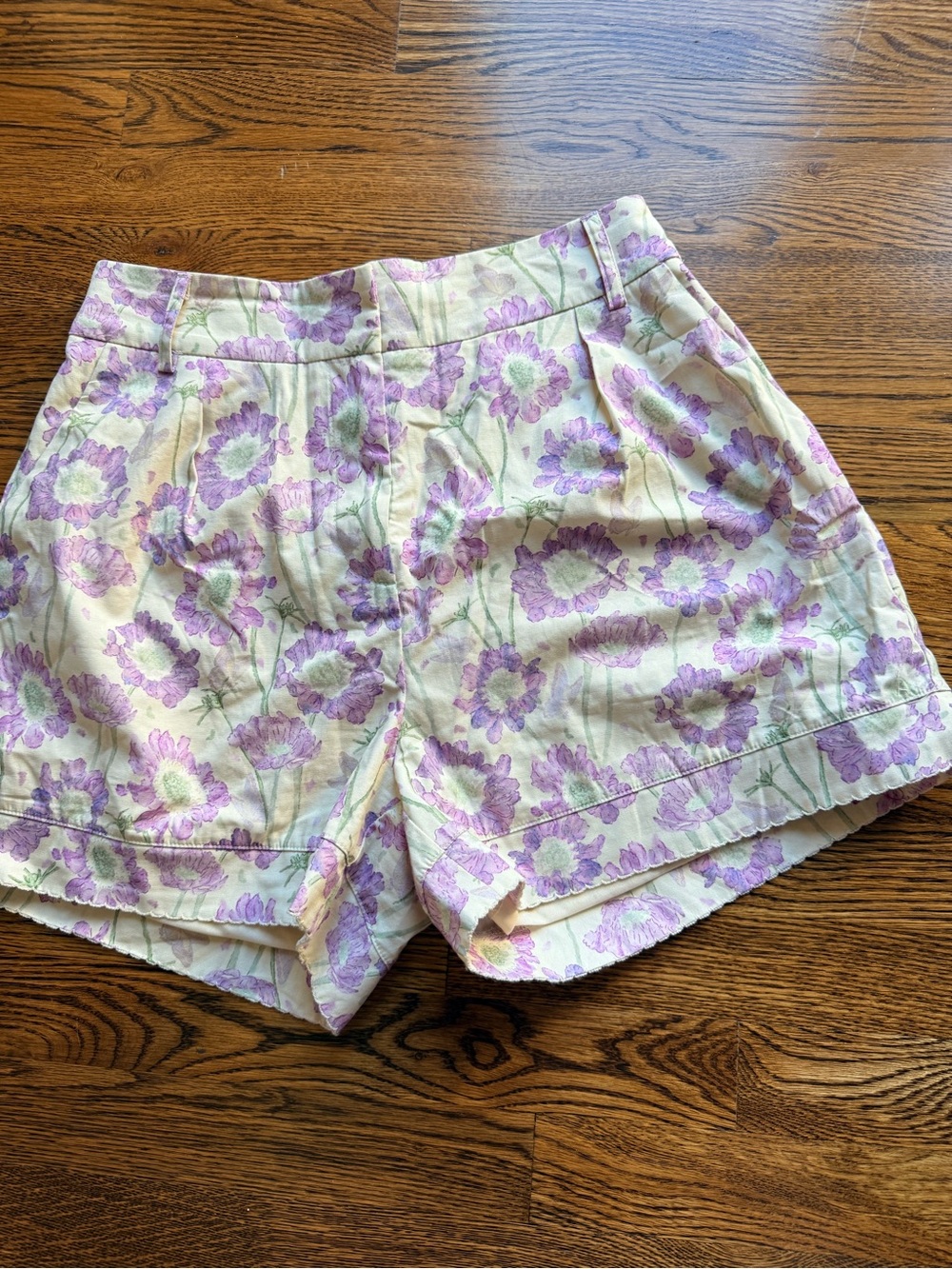 Entro Purple Flower Pleated front shorts. Zipper/hook front Pockets. EUC M